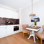 Baltischer Hof 69 *